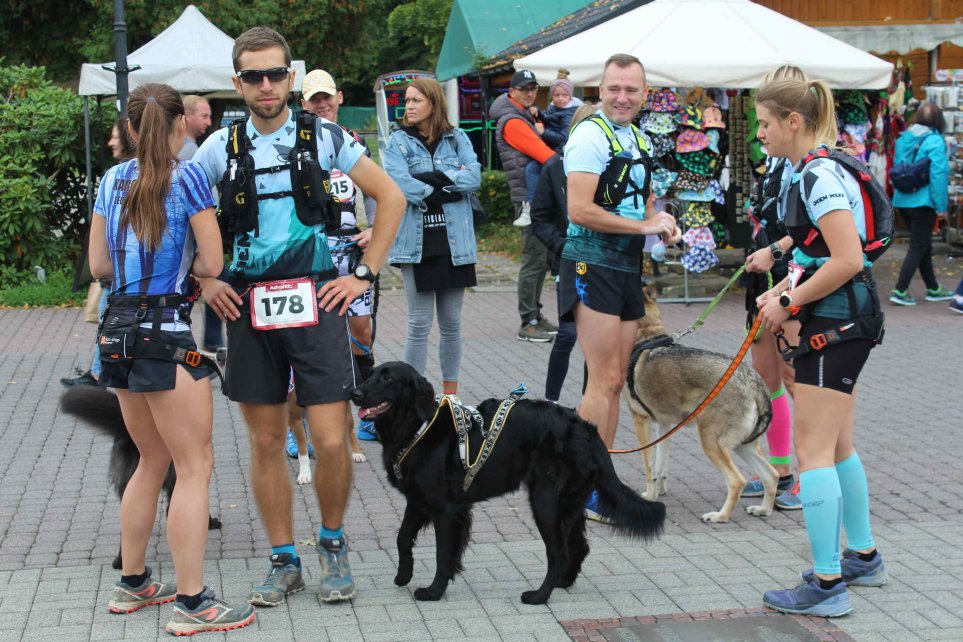 Zawodnicy na rynku przed startem